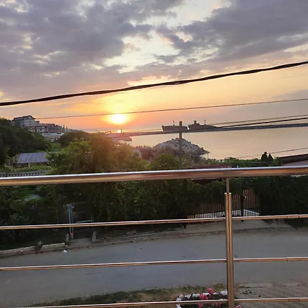 La Playa بيت ضيافة كوستِنيست